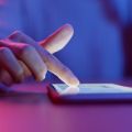 Eine Frau bedient ein Smartphone