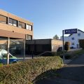 Gebäude mit Polizeiauto
