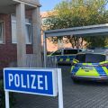 Polizeiauto vor Haus