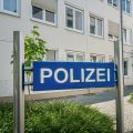 Polizeischild vor Haus