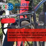 Fahrrad angekettet am Fahrradständer