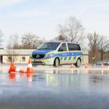 Im Übungsparcours fordern Bremsen und Ausweichen auf glattem Untergrund einiges an fahrerischem Können.