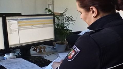 Frau die am PC sitzt