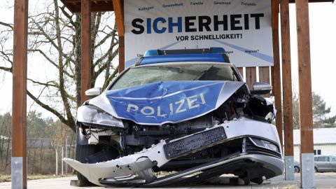 Frontansicht eines stark beschädigten Streifenwagens