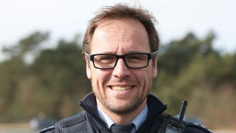 Polizeihauptkommissar Tobias Jany (48), gelernter Kfz-Mechatroniker und Fahrtrainer, bringt seinen Schützlingen seit mehr als zehn Jahren „taktisches Fahren“ bei.