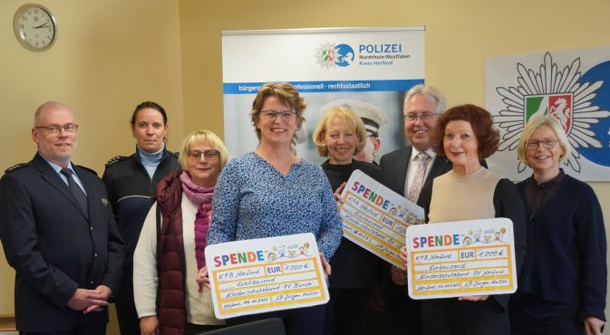 v.l.n.r.: Abteilungsleiter Polizei Herford PD Uwe Köhler, PHK'in Simone Lah-Schnier, Kinderschutzbund Bünde Kirsten Bechtloff-Franzrahe und Martina Kmoch, Kinderschutzbund Vlotho Doris Piloth, Landrat Jürgen Müller, Kinderschutzbund Herford Manuela Beiter und Pfarrerin Ulrike Schwarze