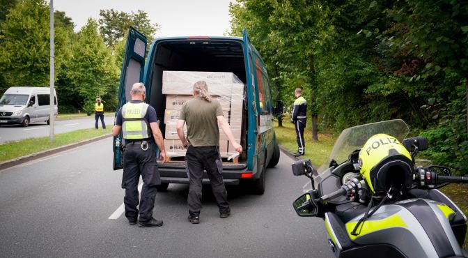 Das Thema Ladungssicherung war eines, das bei den Kontrollen, wie hier auf der Alfred-Zingler-Straße in Gelsenkirchen, eine große Rolle gespielt hat. Foto: Polizei Gelsenkirchen.