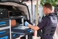 Ein Polizist führt einen Drogenvortest durch. Er trägt blaue Einmalhandschuhe