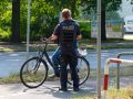 Ein Polizist spricht mit einem Fahrradfahrer. Der Herr wird von dem Polizisten verdeckt