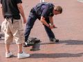 Ein Polizist überprüft mit seinem Diensthandy einen E-Scooter