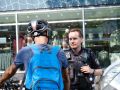 Ein Polizist spricht mit einem Radfahrer