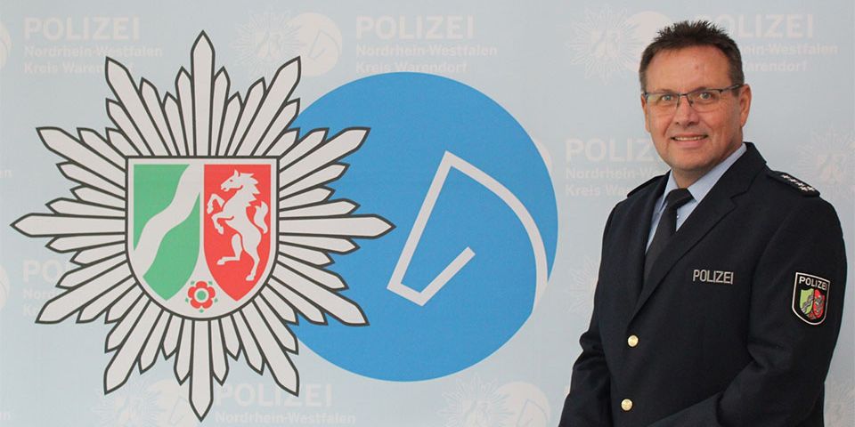 Polizist vor Medienlogo Polizei WAF