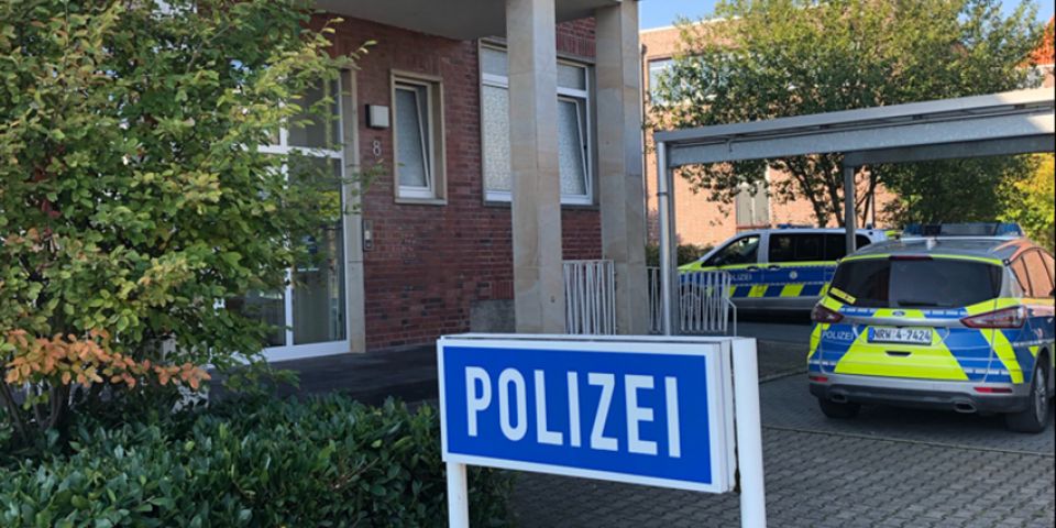 Polizeiauto vor Haus