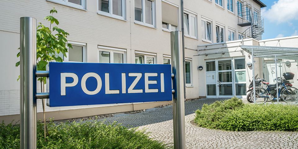 Polizeischild vor Haus