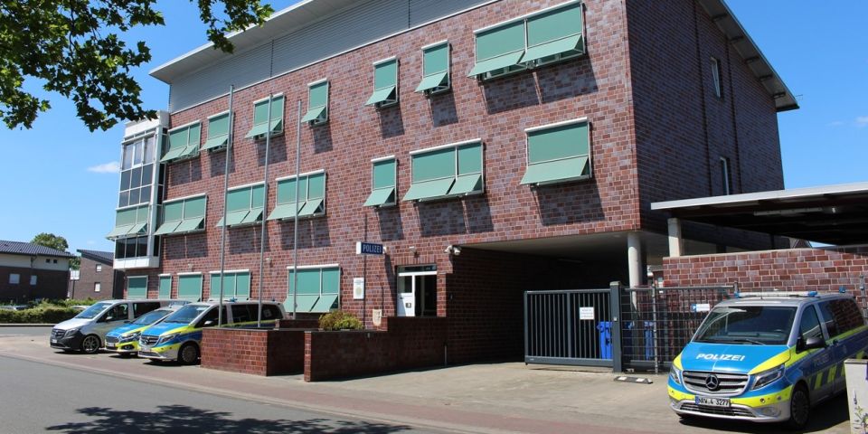 Haus mit Polizeiautos davor